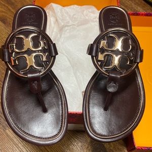 Excellent Tory Burch metal miller Malbec and rose gold size 8.5